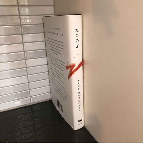Room by Emma Donoghue hardcover - Picture 5 of 11
